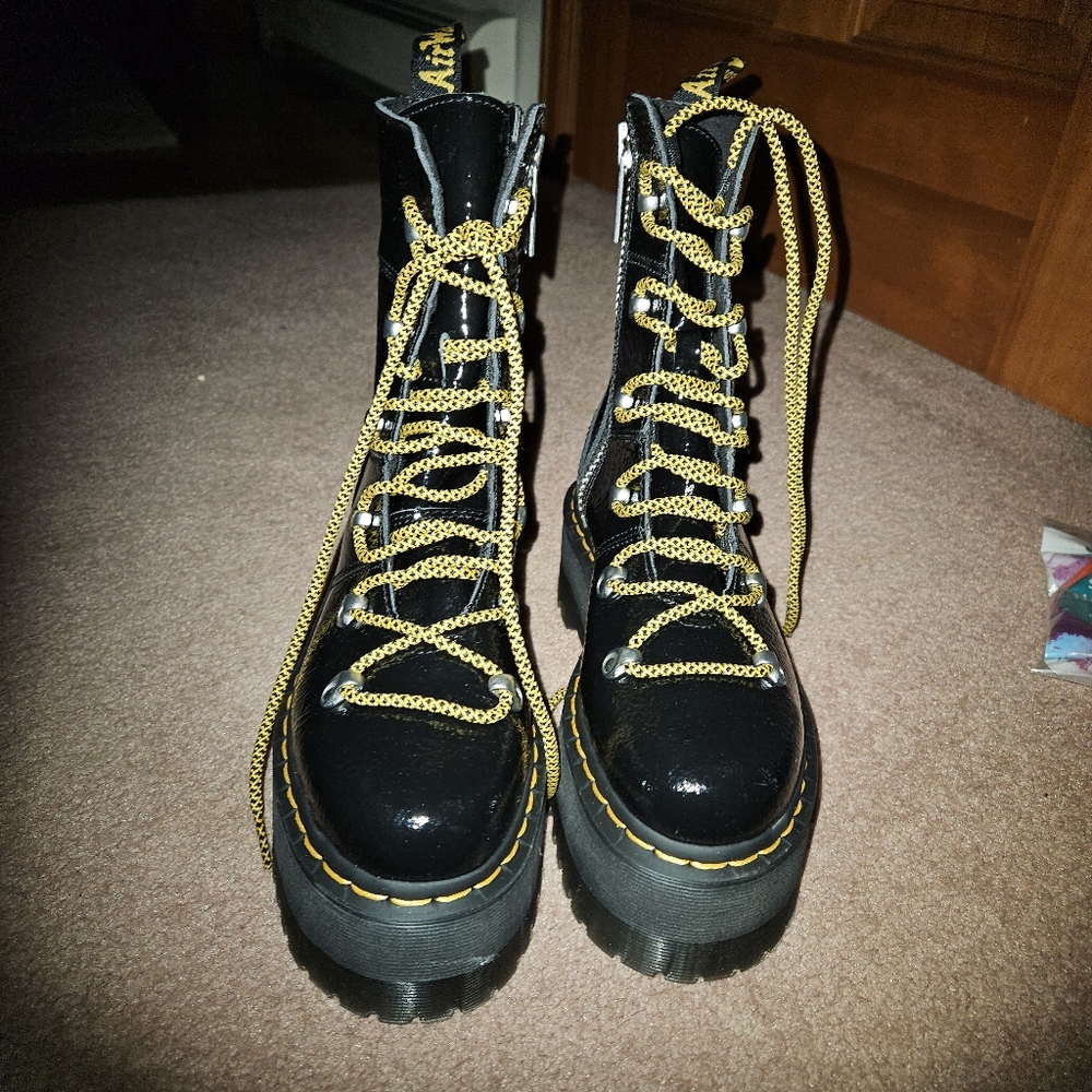 Dr. Martens ghilana